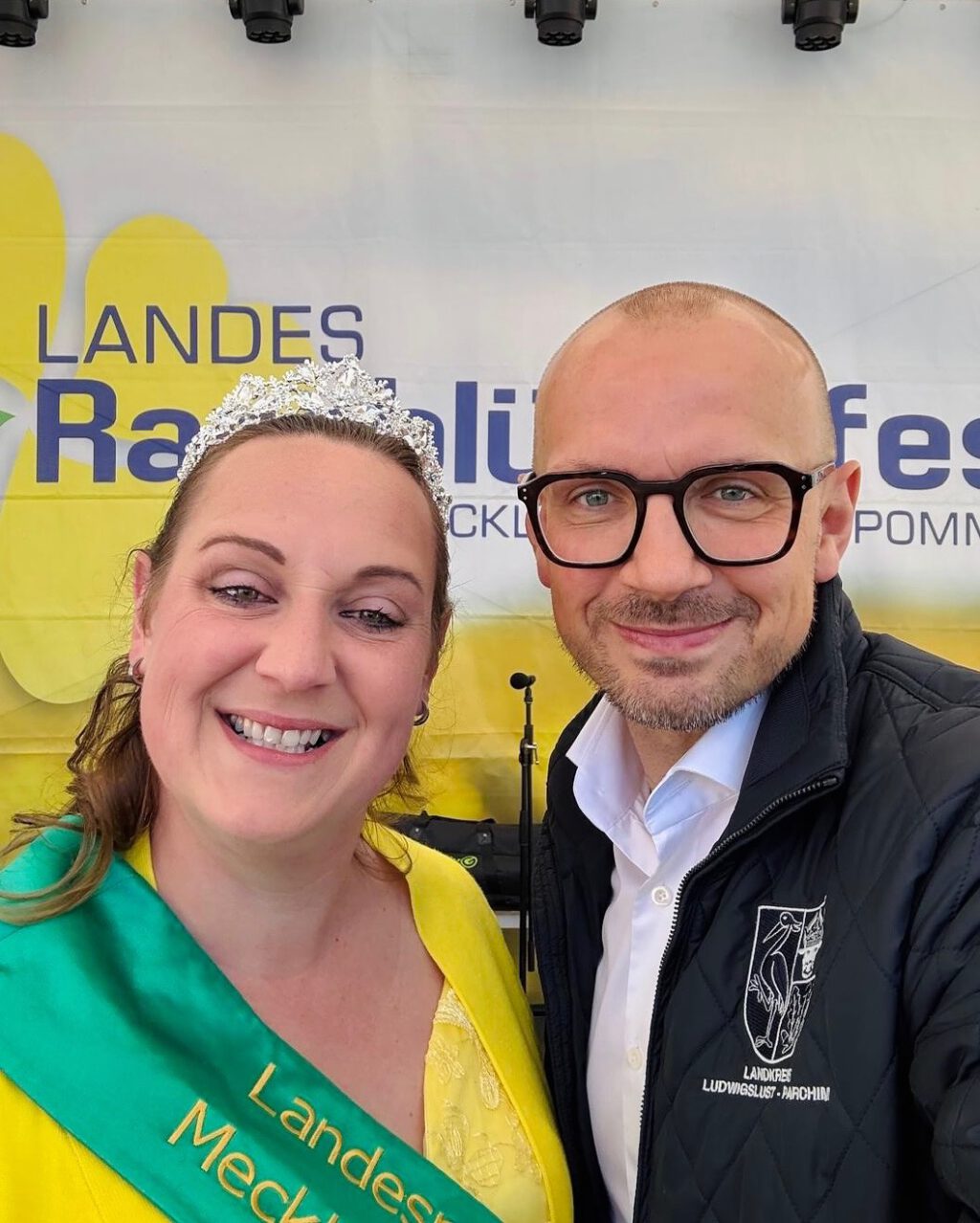 Landesrapsblütenfest 🌼 Zwischen gelben Blüten, guter Laune und regionalem Flair feiert die Stadt Sternberg heute ihr erstes Frühlingsfest des Jahres! Mit fast 60 Gruppen beim Umzug! Immer wieder schön! 😍
#Sternberg #Rapsblütenfest #Frühling #Umzug #Raps #Natur #Kultur