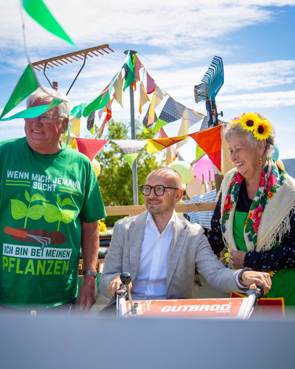 700 Jahre LEEZEN 🎉 Seit dem ersten urkundlichen Hinweis im Jahr 1325 ist viel passiert – heute ist Leezen ein lebendiger, moderner Ort mit ganz viel Zusammenhalt und Lebensfreude!
In der Sporthalle haben wir genau das gefeiert: die starke Dorfgemeinschaft und das tolle ehrenamtliche Engagement. Schön, dass so viele dabei waren – und herzlichen Glückwunsch, Leezen! 💛
#Leezen #Jubiläum #Ehrenamt #Gemeinschaft #Sporthalle