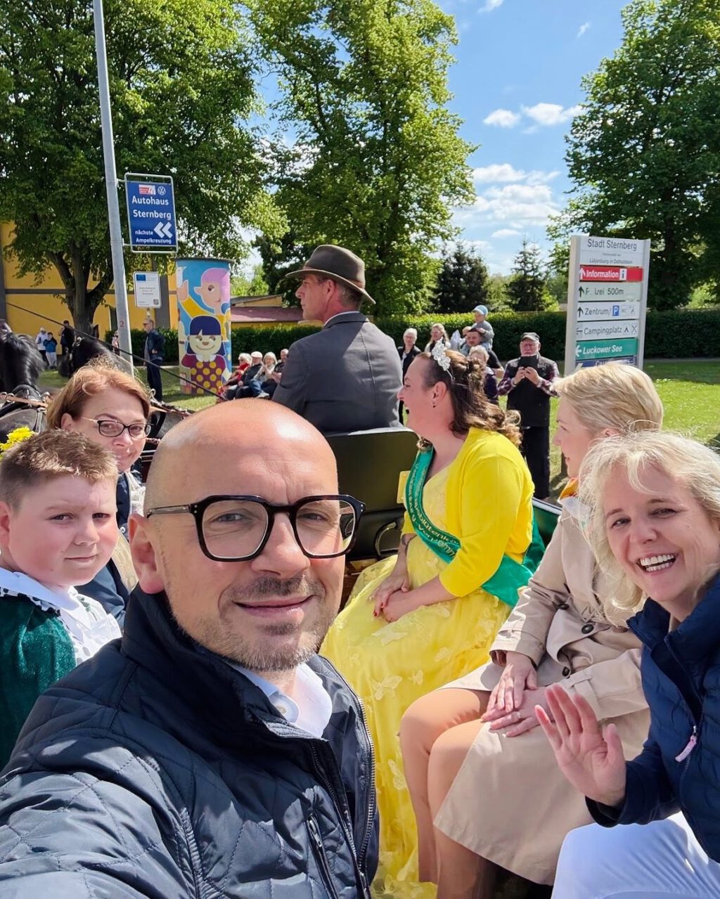 Landesrapsblütenfest 🌼 Zwischen gelben Blüten, guter Laune und regionalem Flair feiert die Stadt Sternberg heute ihr erstes Frühlingsfest des Jahres! Mit fast 60 Gruppen beim Umzug! Immer wieder schön! 😍
#Sternberg #Rapsblütenfest #Frühling #Umzug #Raps #Natur #Kultur