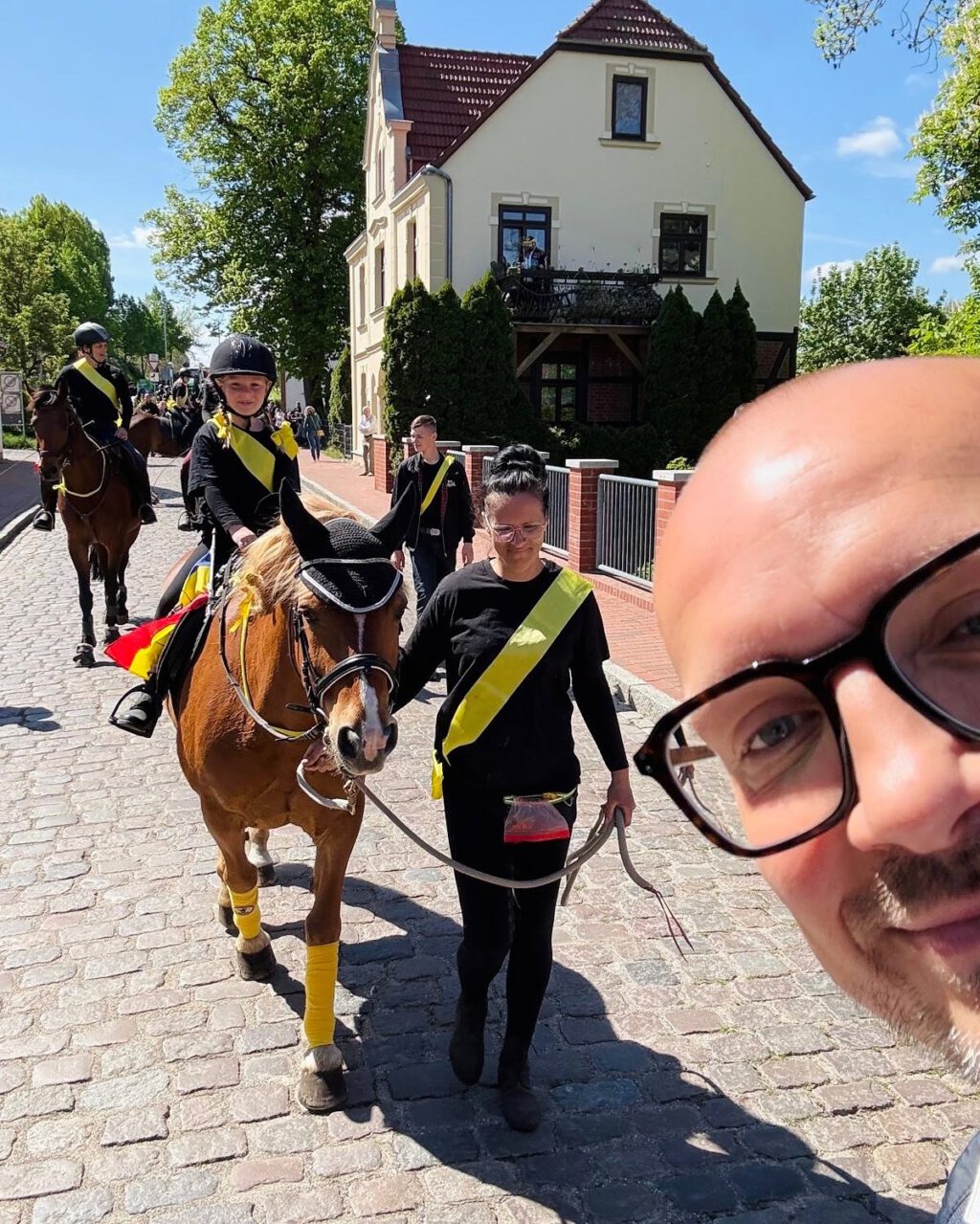Landesrapsblütenfest 🌼 Zwischen gelben Blüten, guter Laune und regionalem Flair feiert die Stadt Sternberg heute ihr erstes Frühlingsfest des Jahres! Mit fast 60 Gruppen beim Umzug! Immer wieder schön! 😍
#Sternberg #Rapsblütenfest #Frühling #Umzug #Raps #Natur #Kultur