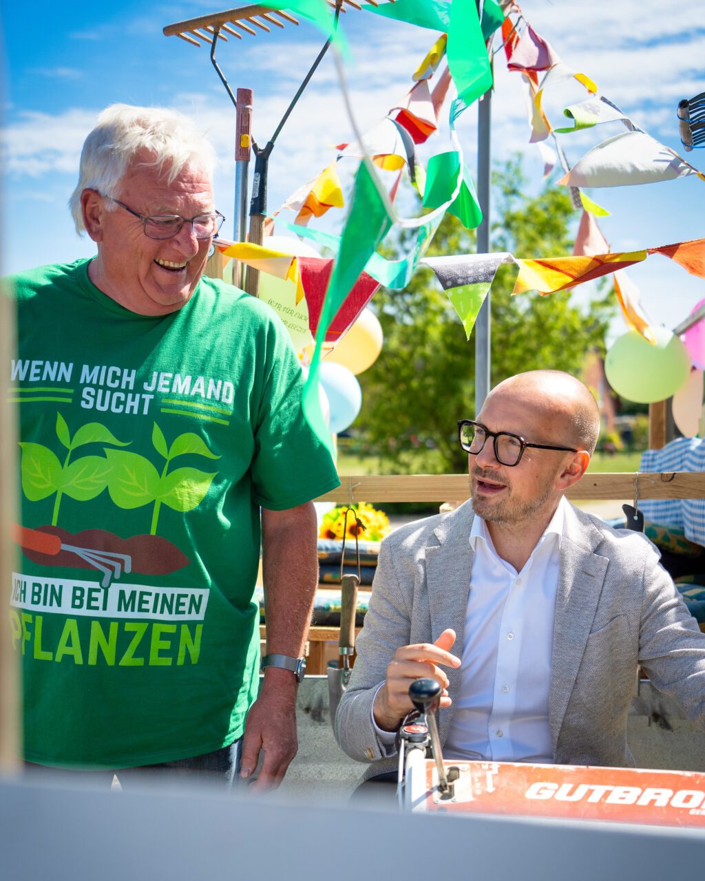 700 Jahre LEEZEN 🎉 Seit dem ersten urkundlichen Hinweis im Jahr 1325 ist viel passiert – heute ist Leezen ein lebendiger, moderner Ort mit ganz viel Zusammenhalt und Lebensfreude!
In der Sporthalle haben wir genau das gefeiert: die starke Dorfgemeinschaft und das tolle ehrenamtliche Engagement. Schön, dass so viele dabei waren – und herzlichen Glückwunsch, Leezen! 💛
#Leezen #Jubiläum #Ehrenamt #Gemeinschaft #Sporthalle
